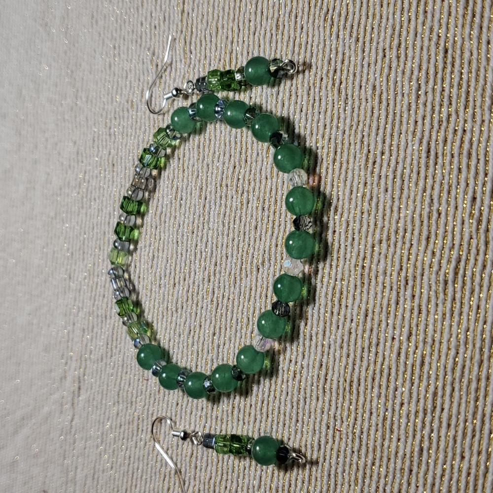 Handmade stretch bracelet and earrings.